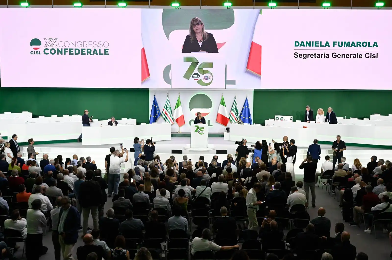 Speaker sul palco e vista su audience