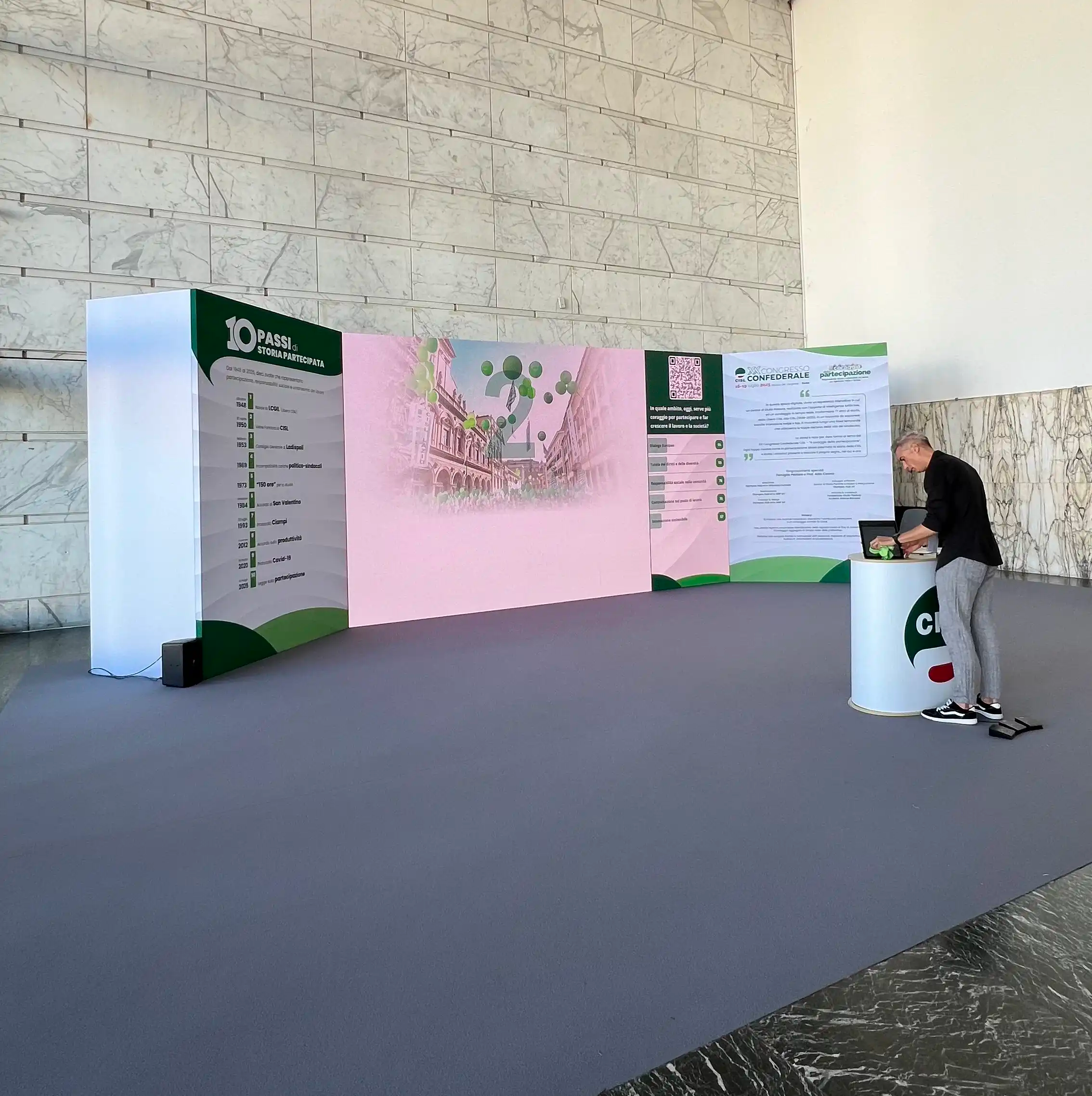 Andrea organizza lo stand interattivo