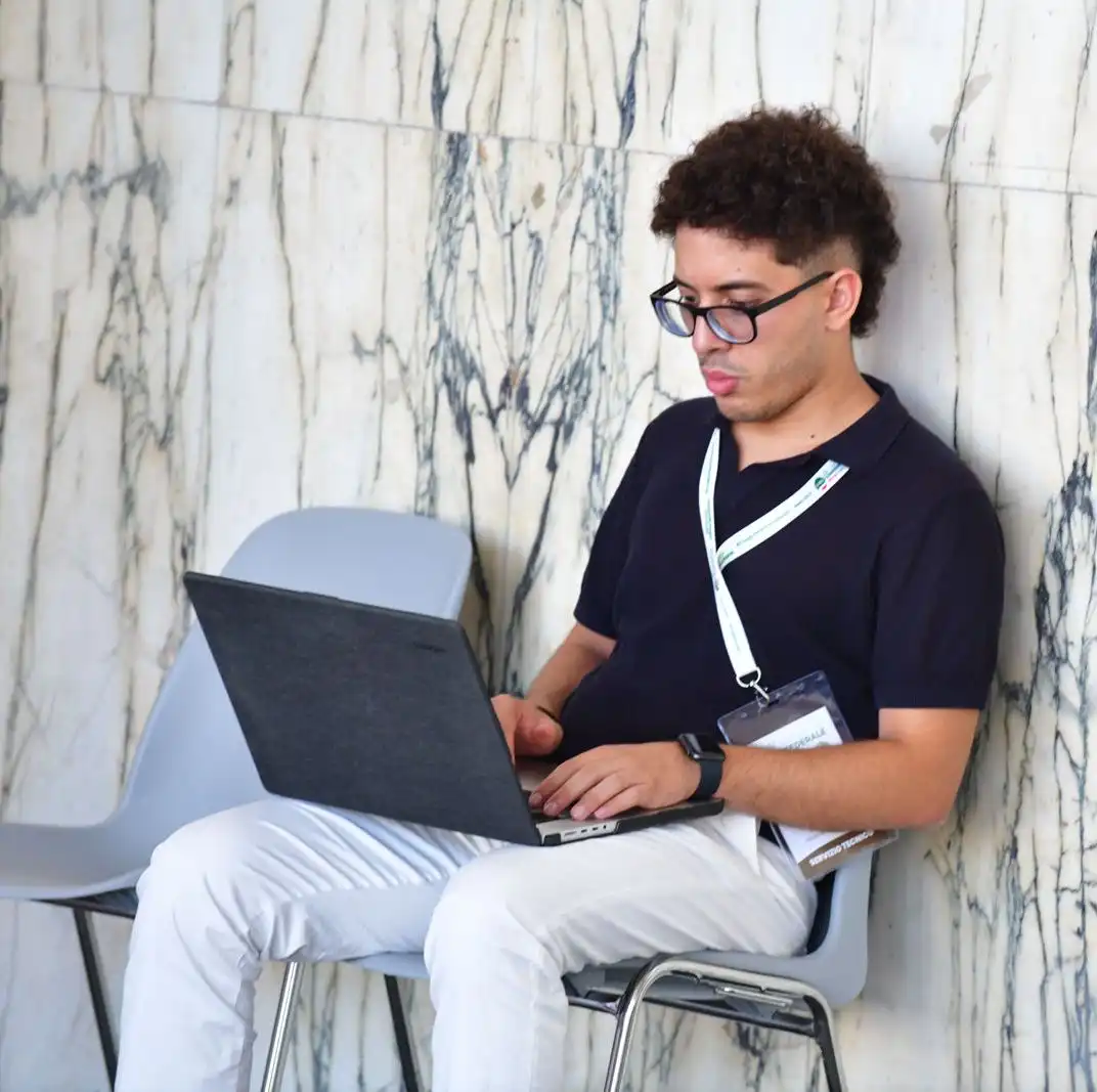 Tamer lavora al computer