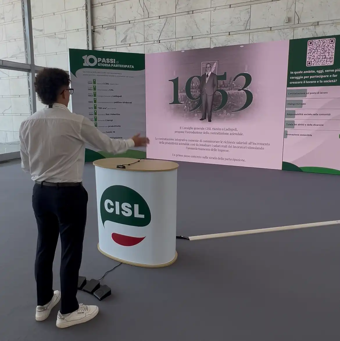 Tamer interagisce con lo stand